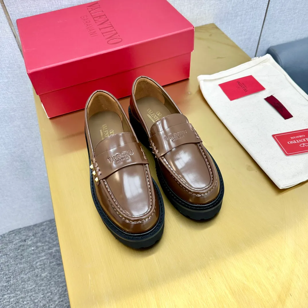 👟👟Ex-factory price 560👟👟 2024【VALENTINO】Valentino's early spring fashionable slip-on loafers are hot new🆕 Versatile style with temperament💃🏻 Slay the whole audience immediately when you put them on [Love] The ultra-simple design is more timeless and attractive! Fashionable and neat feeling, it is a magic tool for increasing your height and slimming down ✨ The shoe collar is specially added with anti-wear latex! You won't feel tired after walking all day long🦶🏻 The upper is made of open-edge beaded cowhide material and paired with a calfskin lining, which is full of texture! 👿Bottom thickness 4.0cm 👿Color: Black Brown 👿Size: 35-40 Factory ready supply